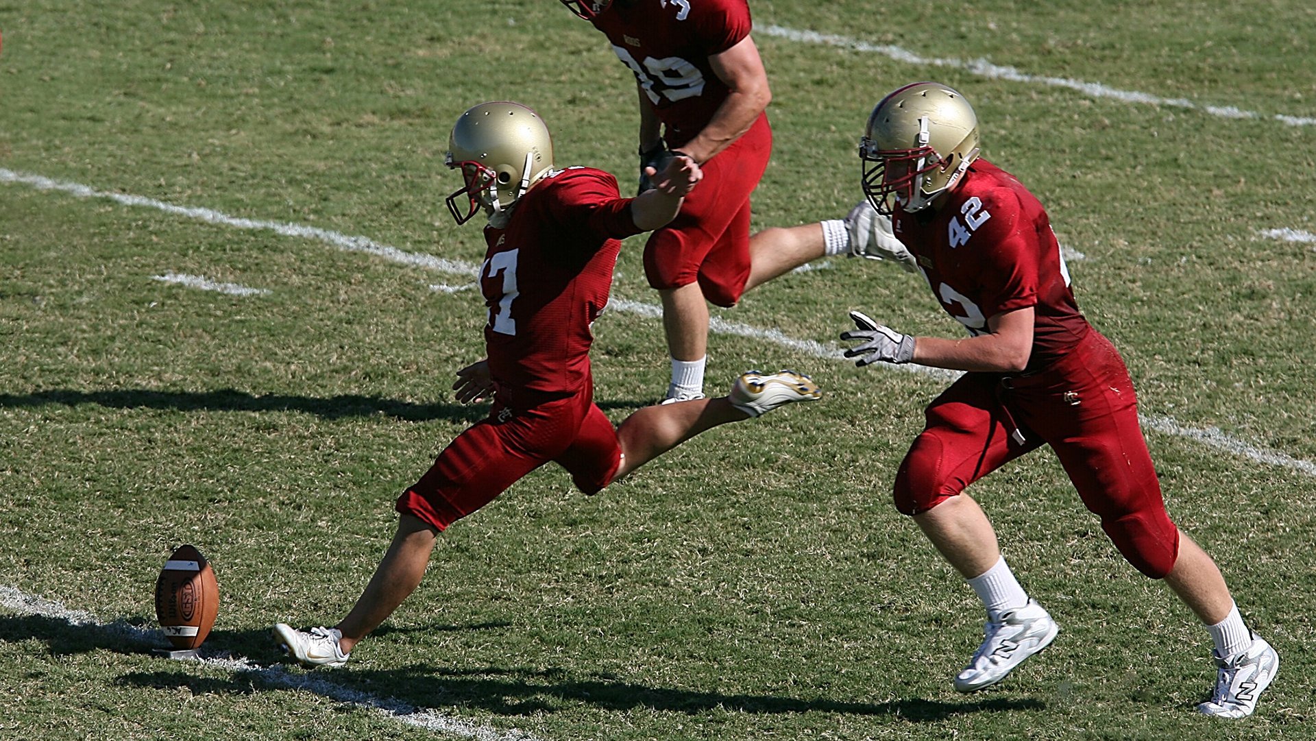 爱游戏体育-东亚杯中国足球战胜 球员展现团队力量，东亚杯国足大名单