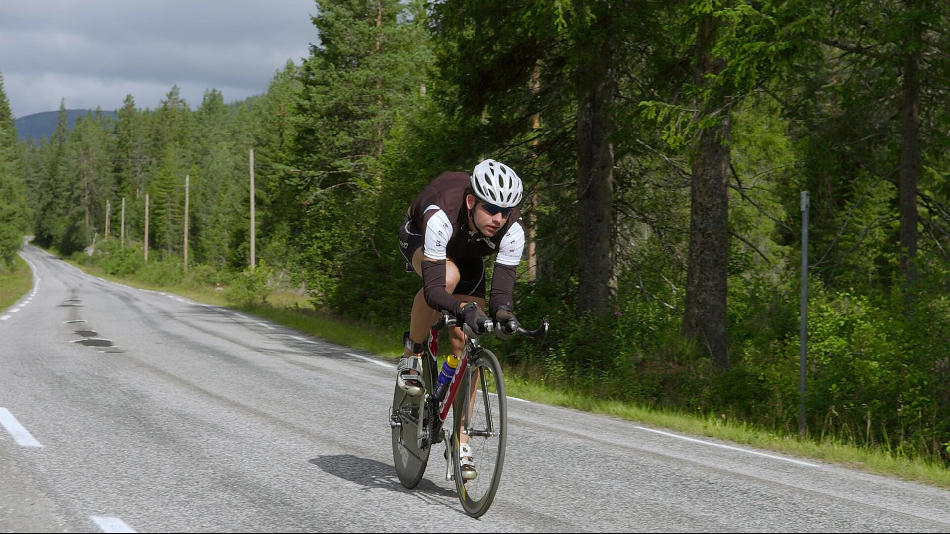 爱游戏官方-马竞中场调度精准，压制博塔弗戈节奏，马竞战术打法