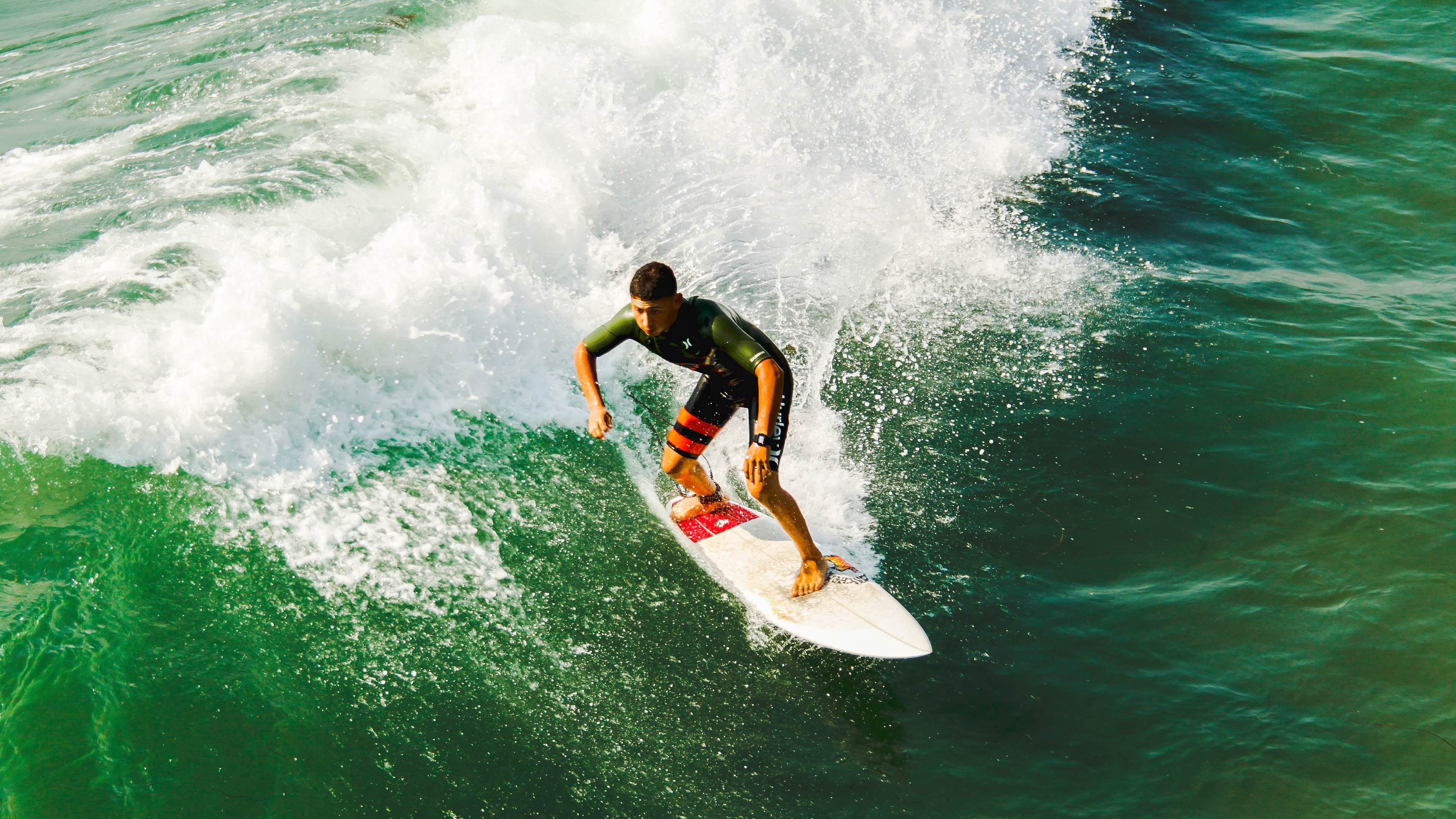 全国龙舟公开赛端午特别赛 武汉长江再现千桨竞渡盛况